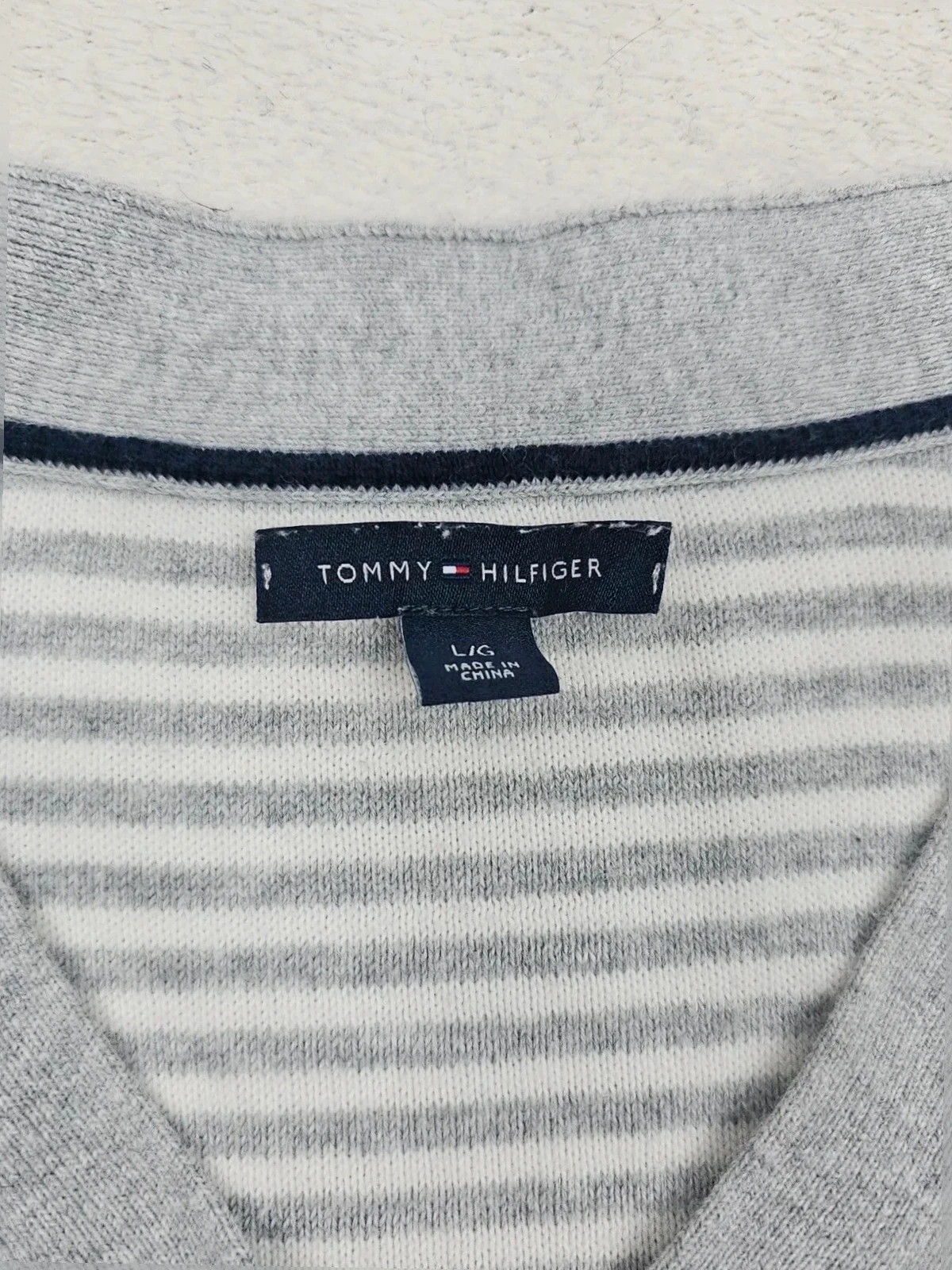 Tommy Hilfiger Pull Col V Rayé Gris Blanc Taille L – Tommy Hilfiger – taille L / 40 / 12 3