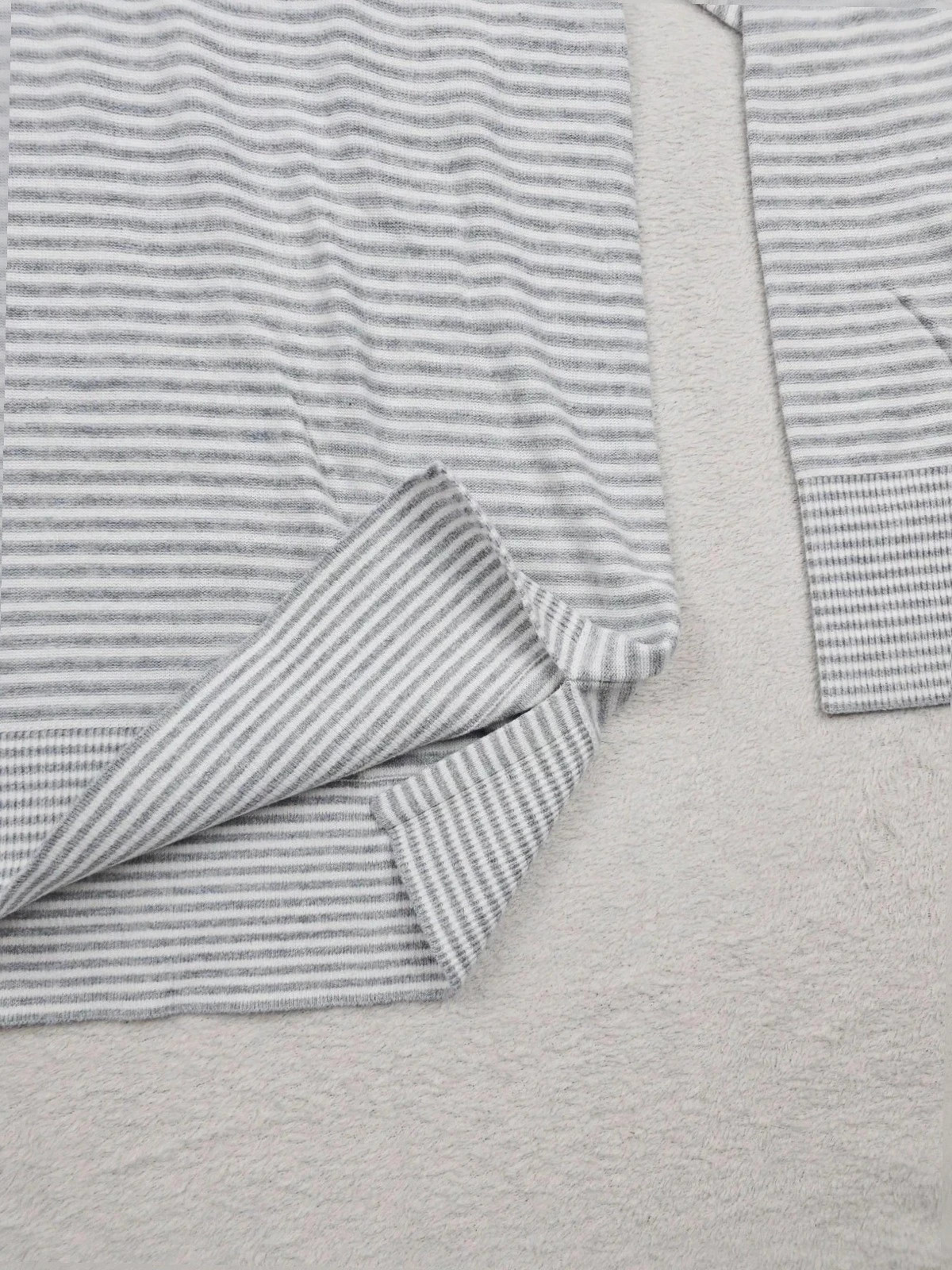 Tommy Hilfiger Pull Col V Rayé Gris Blanc Taille L – Tommy Hilfiger – taille L / 40 / 12 5