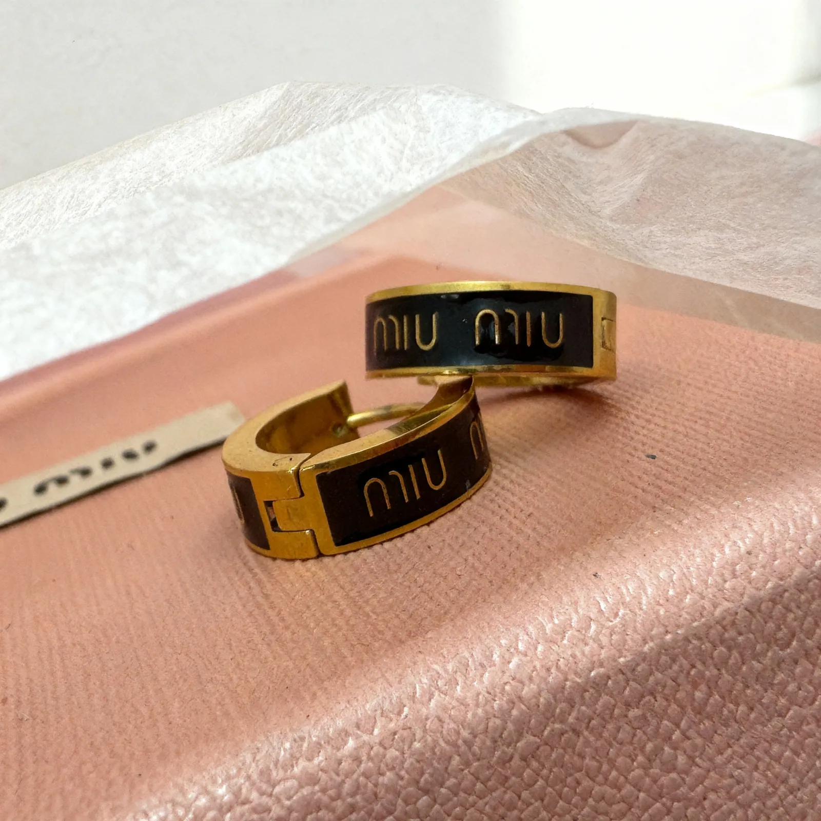 Créoles Miu Miu dorées noir 2