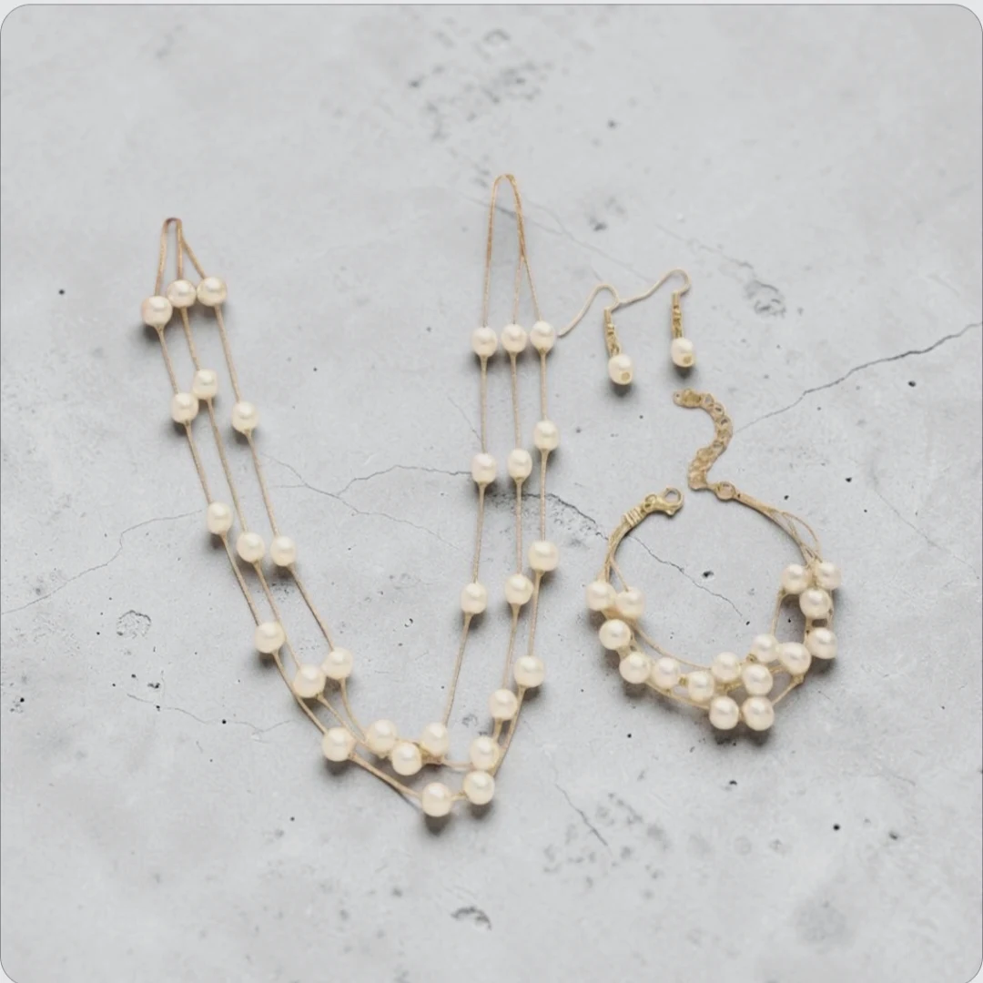 Parure de bijoux perles nacrées blanches