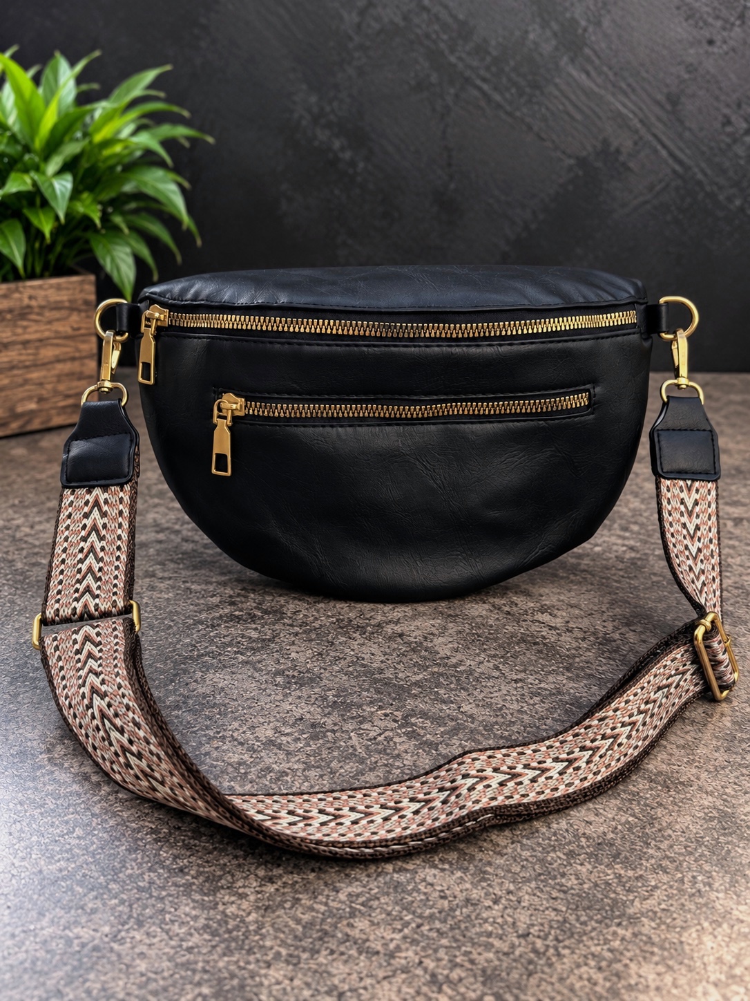 Sac banane en cuir noir sangle motifs