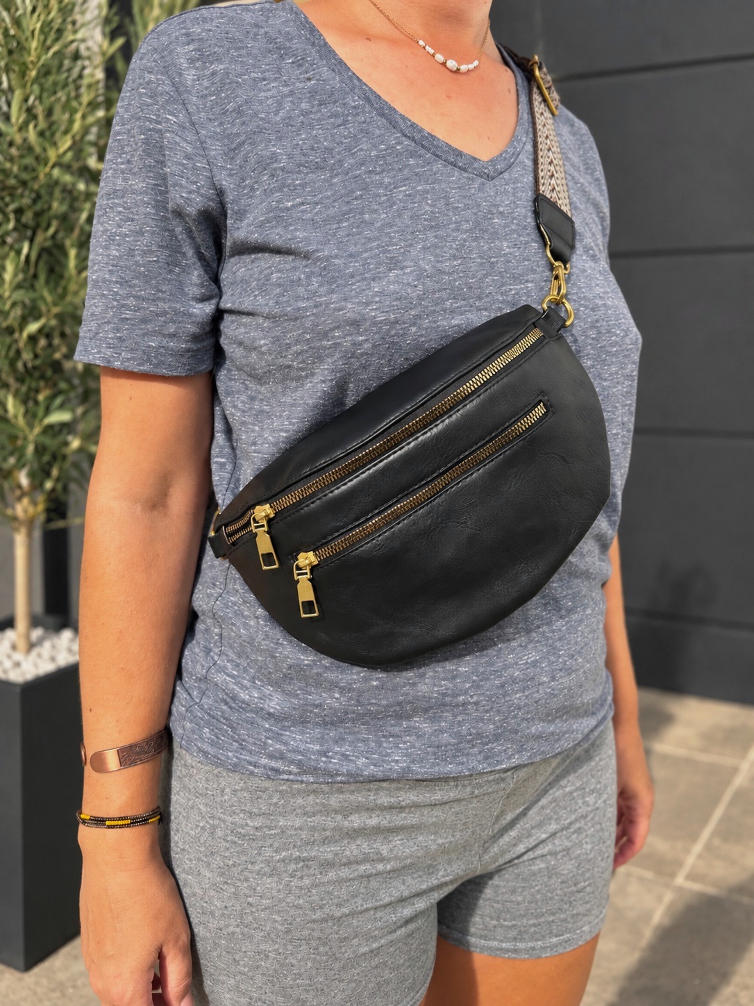 Sac banane en cuir noir sangle motifs – sans marque – taille Taille unique 2