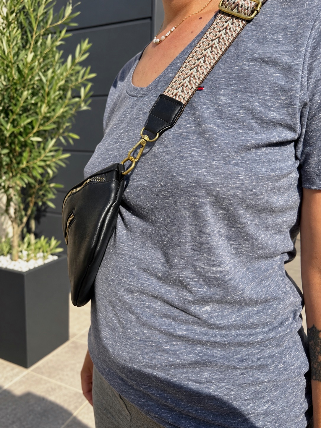 Sac banane en cuir noir sangle motifs – sans marque – taille Taille unique 3