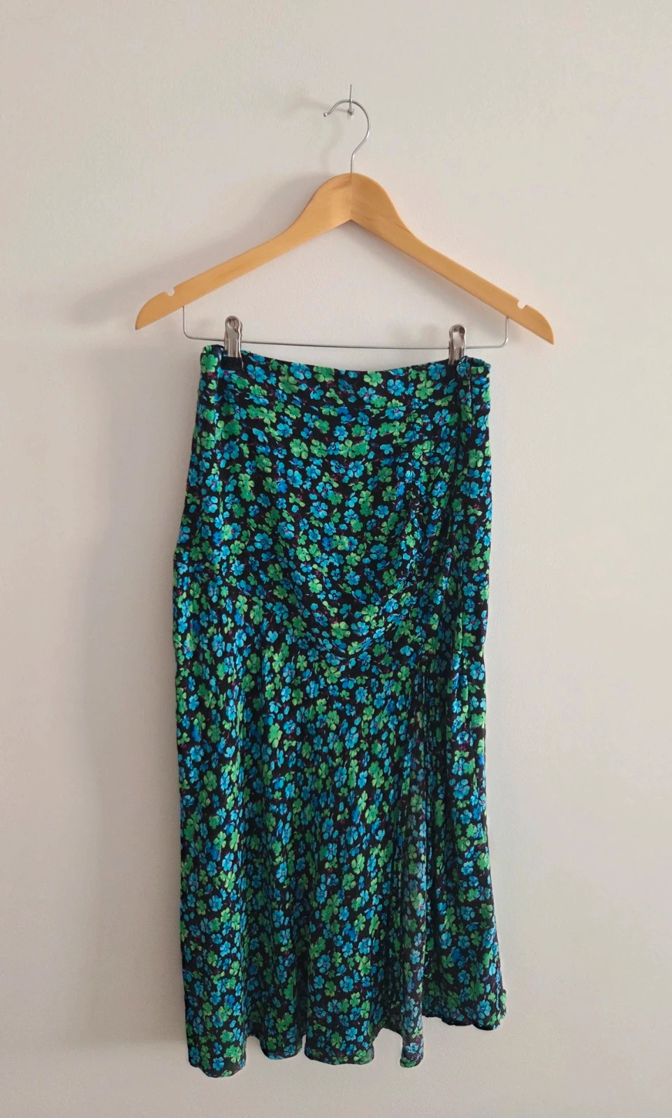 Juvenil falda negra flores azules y verdes T-S🖤💙 – Bershka – taille S / 36 / 8 2