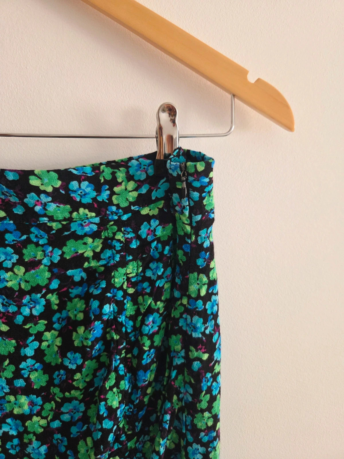 Juvenil falda negra flores azules y verdes T-S🖤💙 – Bershka – taille S / 36 / 8 4