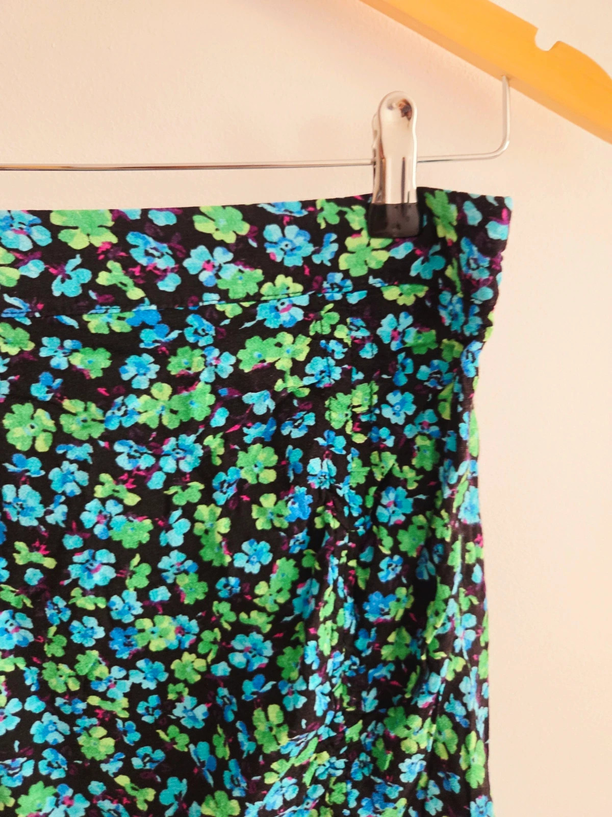 Preciosa falda midi Bershka negra flores🖤💚T-S/M – Bershka – taille S / 36 / 8 4
