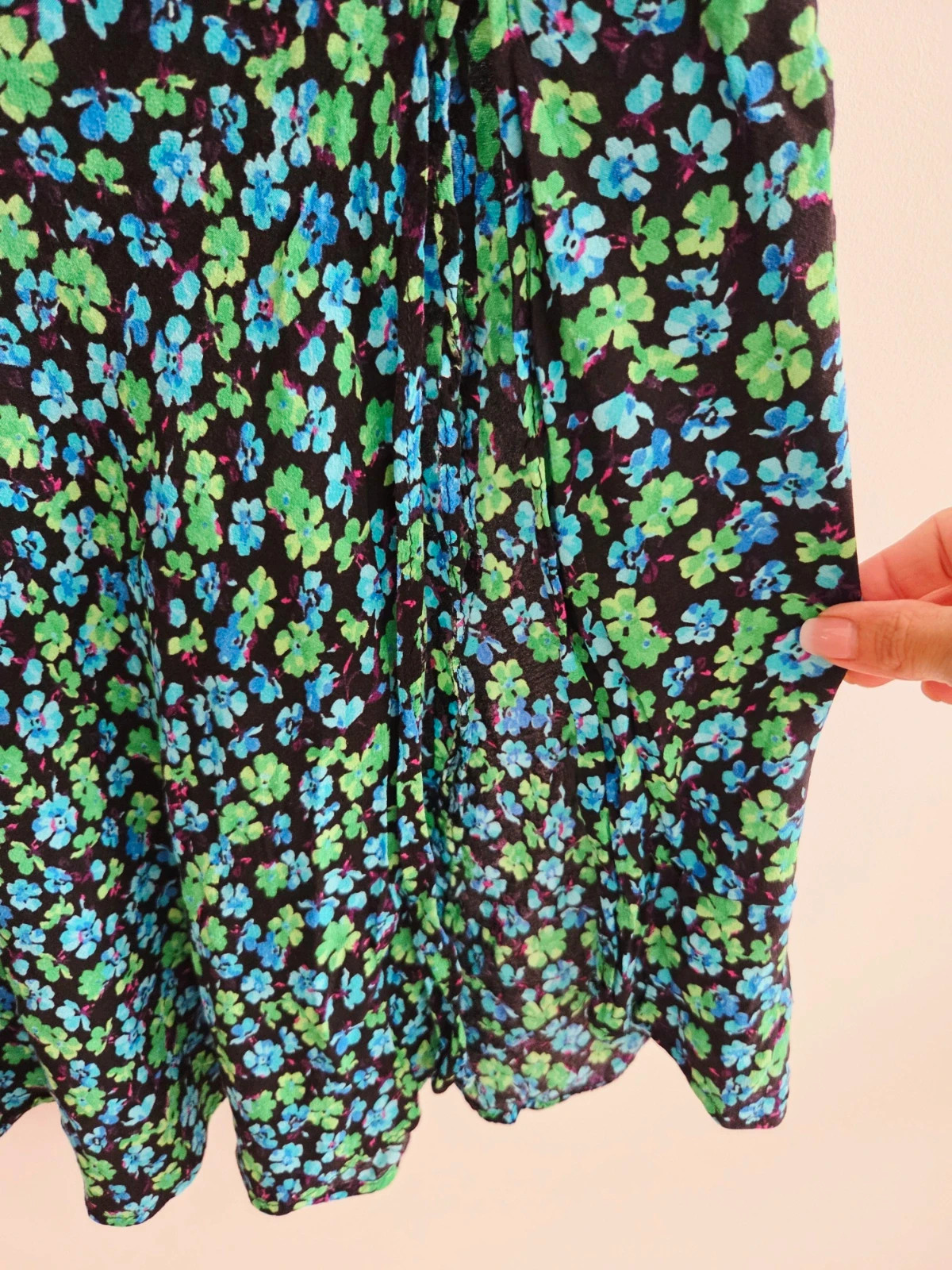 Preciosa falda midi Bershka negra flores🖤💚T-S/M – Bershka – taille S / 36 / 8 5
