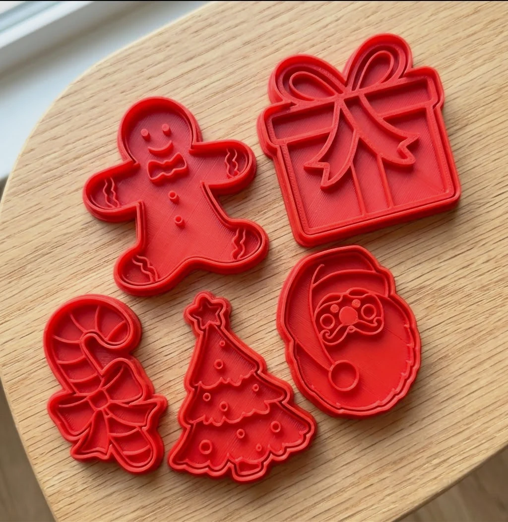 Juego de cortadores de galletas navideños rojos
