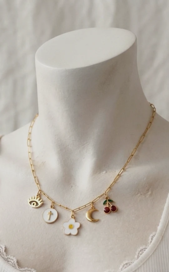 Collier doré à pampilles breloques multi-charms