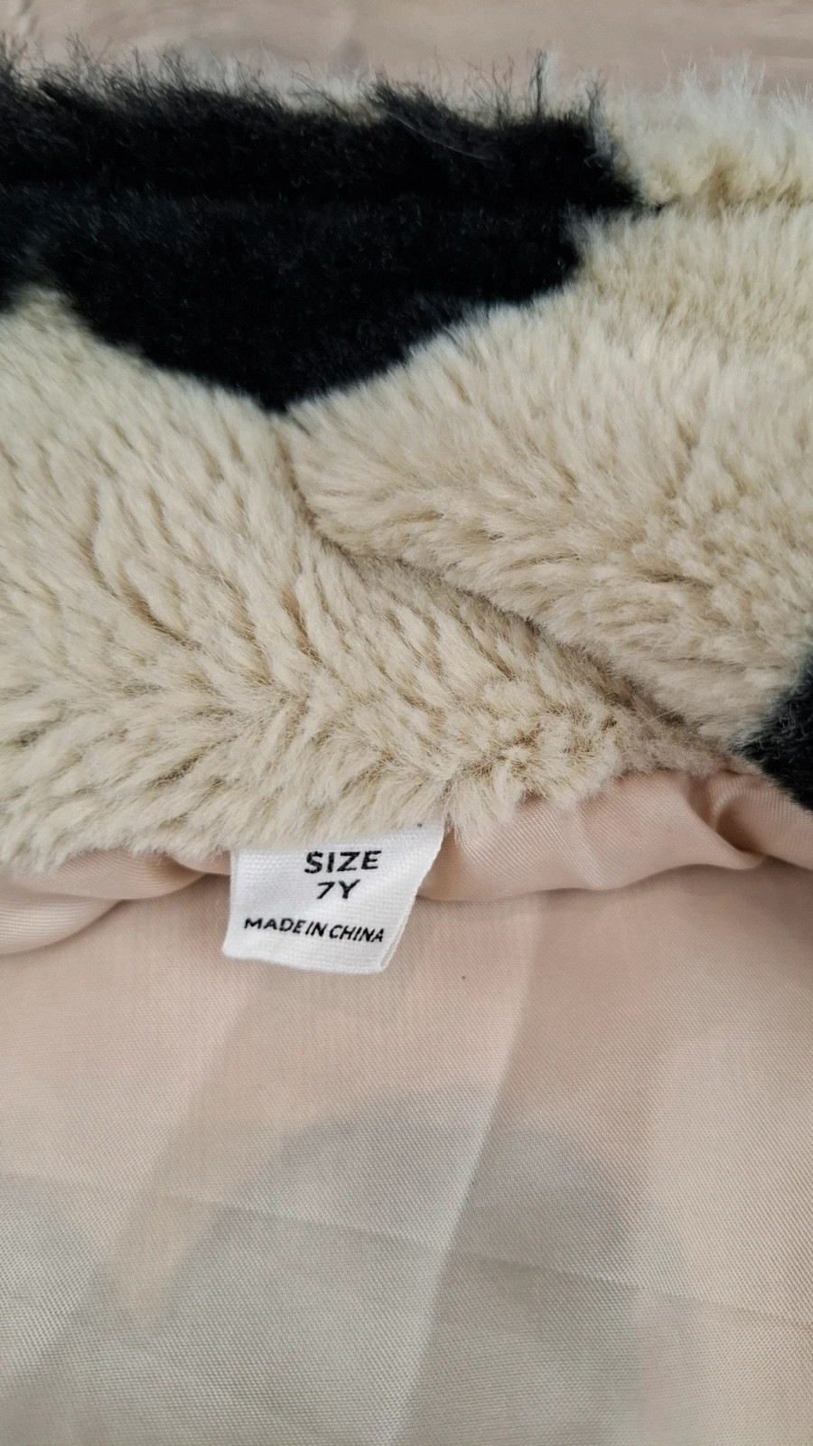 Gilet Fausse Fourrure Fille Imprimé Cœurs Noir 7 ans – Doudoune Sans Manches - très bon état – Shein – taille 7 ans / 122 cm 3