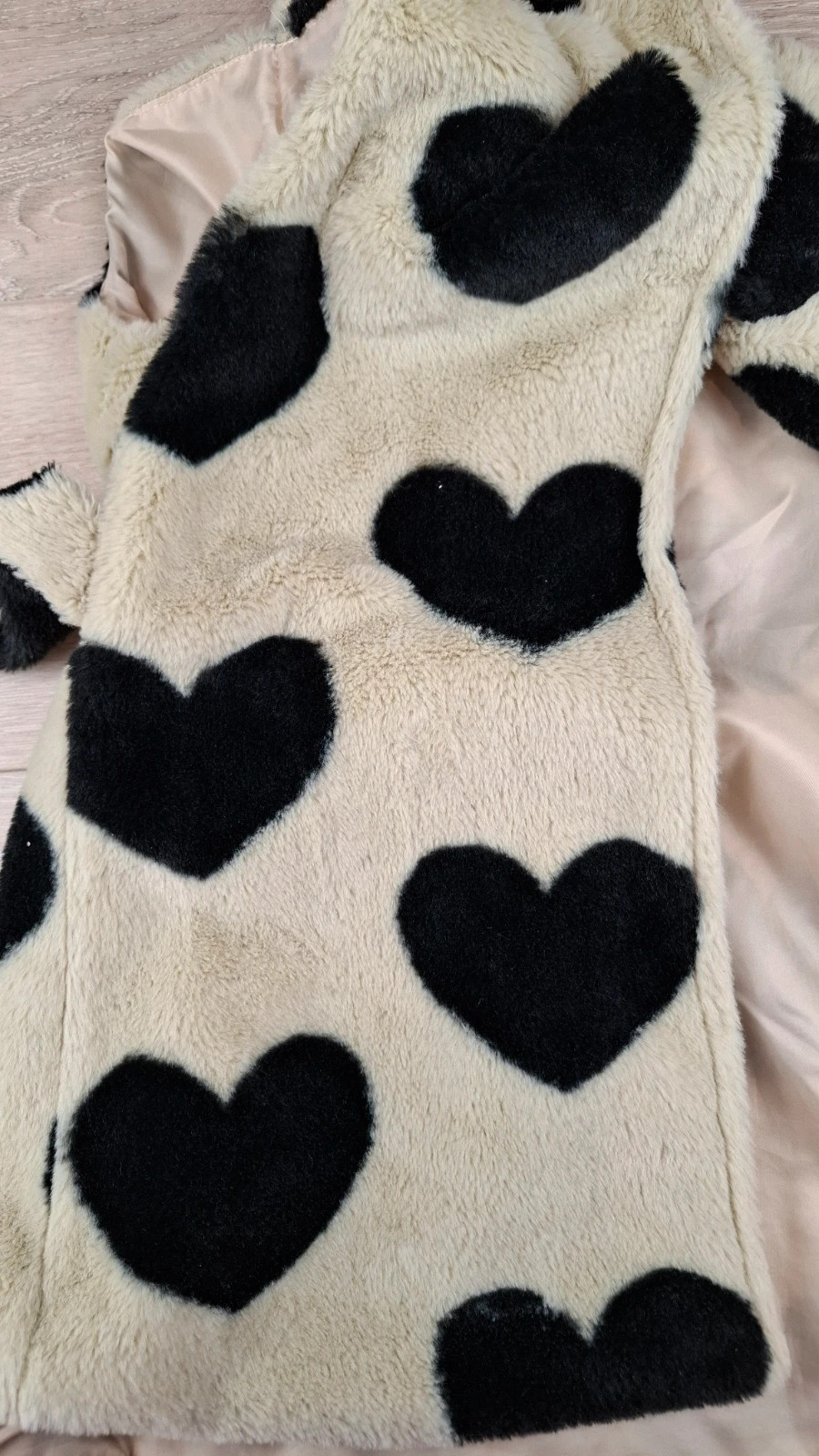 Gilet Fausse Fourrure Fille Imprimé Cœurs Noir 7 ans – Doudoune Sans Manches - très bon état – Shein – taille 7 ans / 122 cm 4
