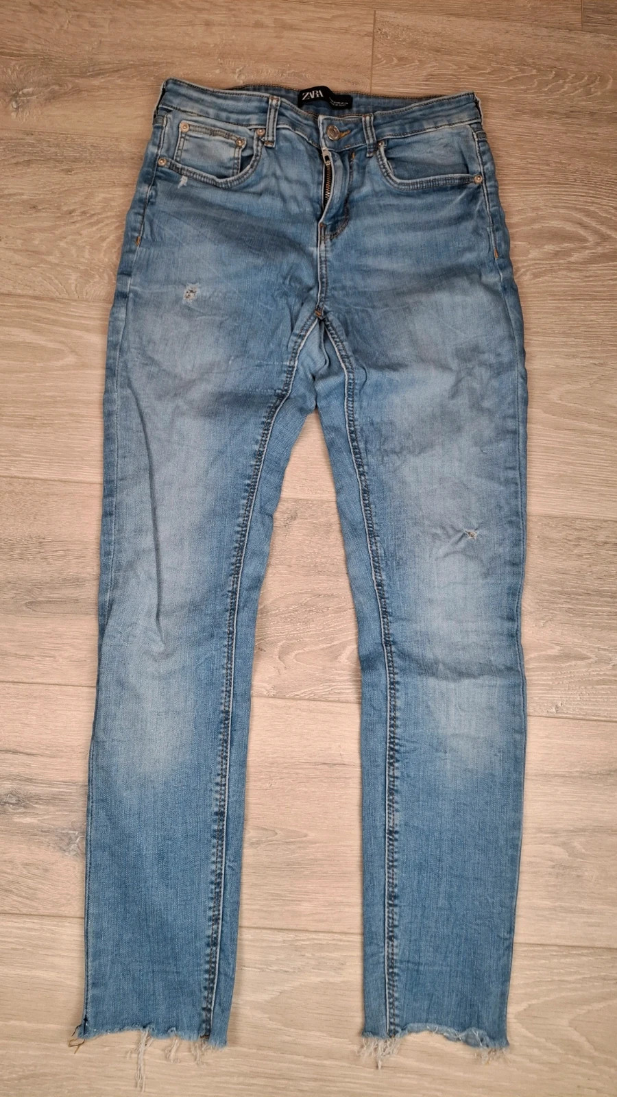 Jean skinny ZARA taille 38 – bleu clair – coupe ajustée – bas effiloché – Zara – taille M / 38 / 10