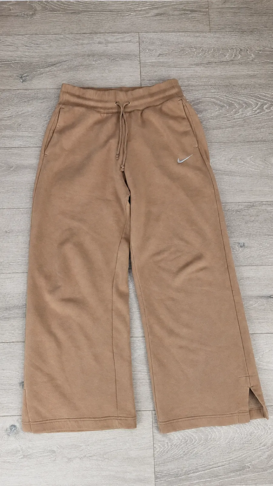 Pantalon jogging Nike femme beige camel – coupe large – Taille M – Nike – taille M 2