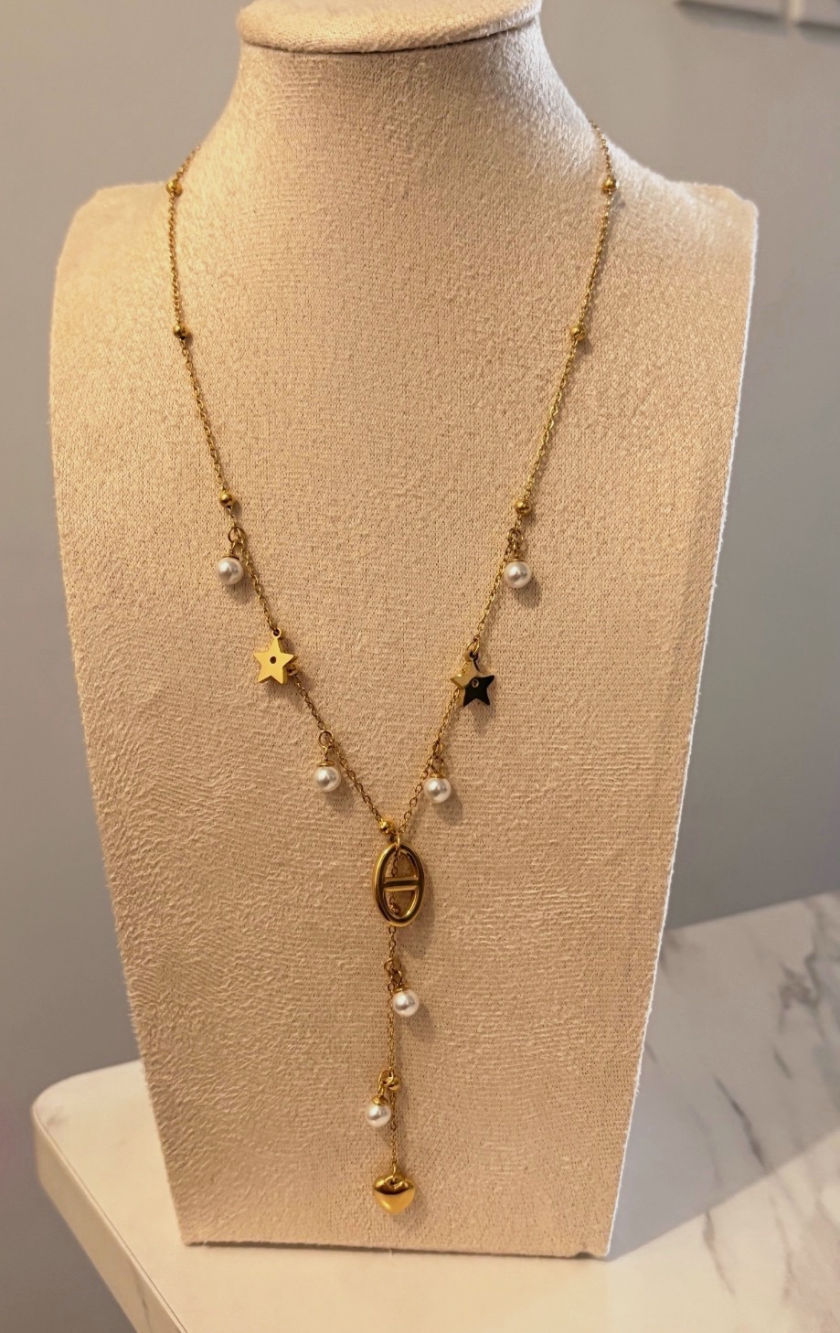 Collier cravate doré perles et breloques