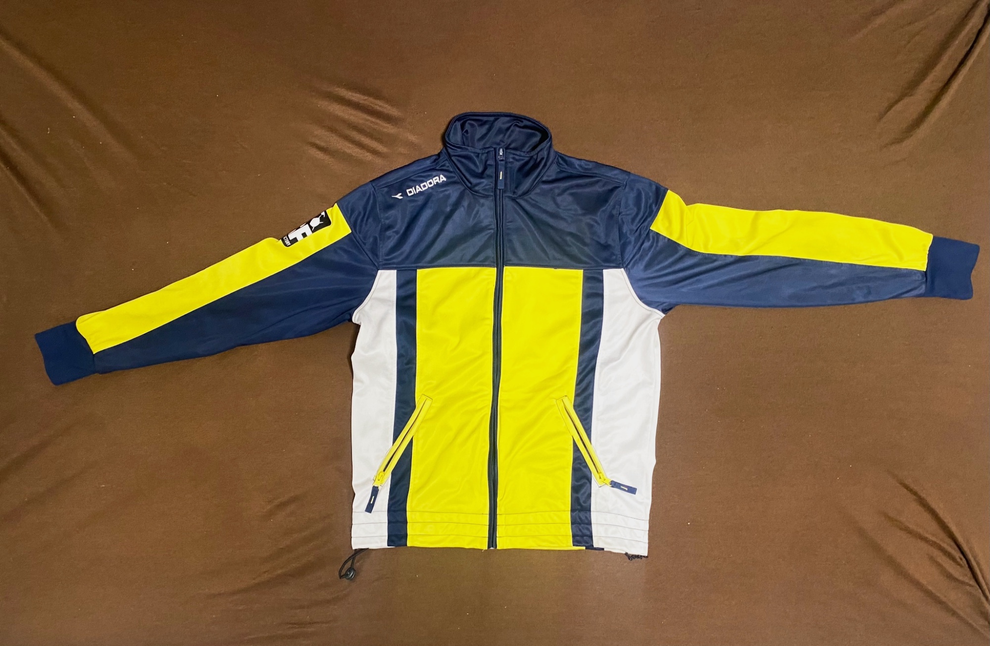 Veste Diadora vintage bleu marine, jaune et blanche – Taille S