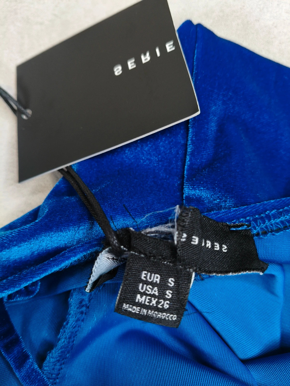 Robe courte en velours bleu électrique – dos ouvert – S – neuve avec étiquette – degriffe – taille S / 36 / 8 5