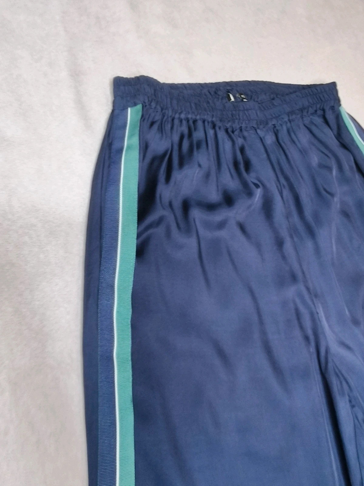 Pantalon fluide satiné bleu marine à bandes latérales verte et blanche– M – indéterminée – taille M / 38 / 10 4