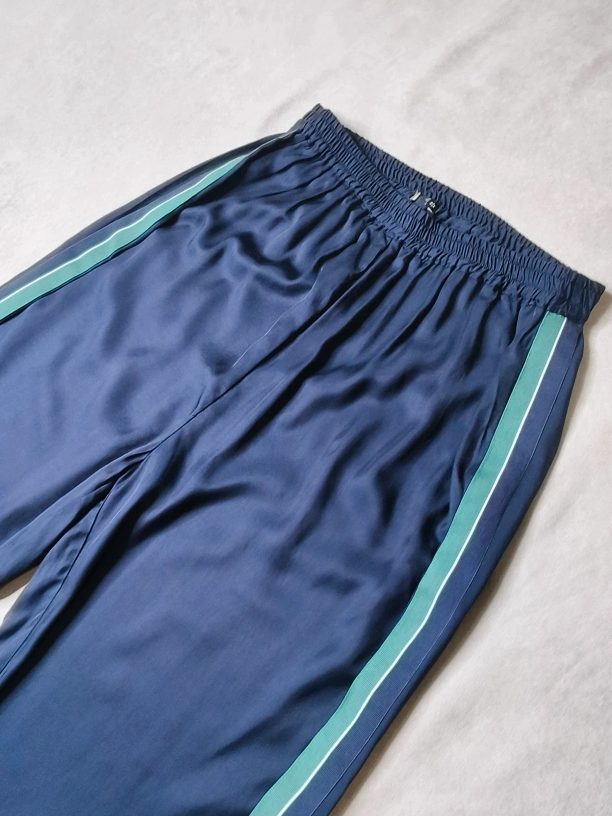 Pantalon fluide satiné bleu marine à bandes latérales verte et blanche– M – indéterminée – taille M / 38 / 10