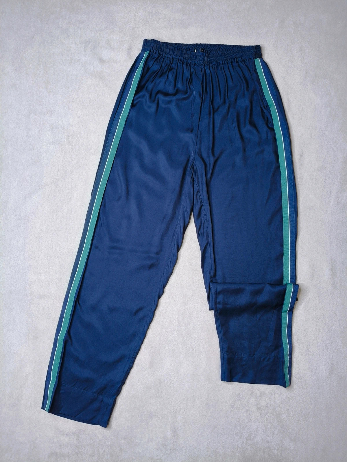 Pantalon fluide satiné bleu marine à bandes latérales verte et blanche– M – indéterminée – taille M / 38 / 10 2