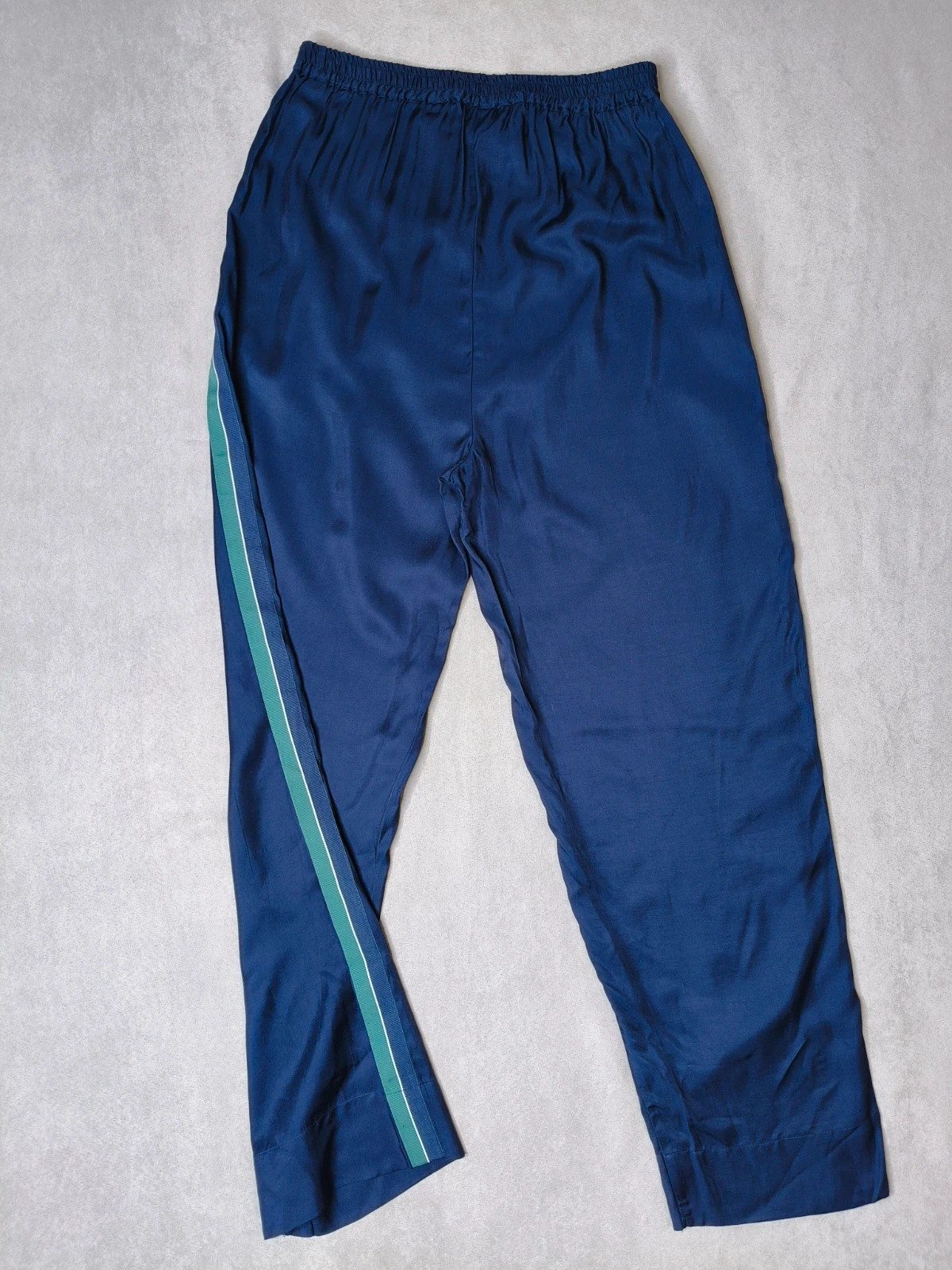 Pantalon fluide satiné bleu marine à bandes latérales verte et blanche– M – indéterminée – taille M / 38 / 10 5