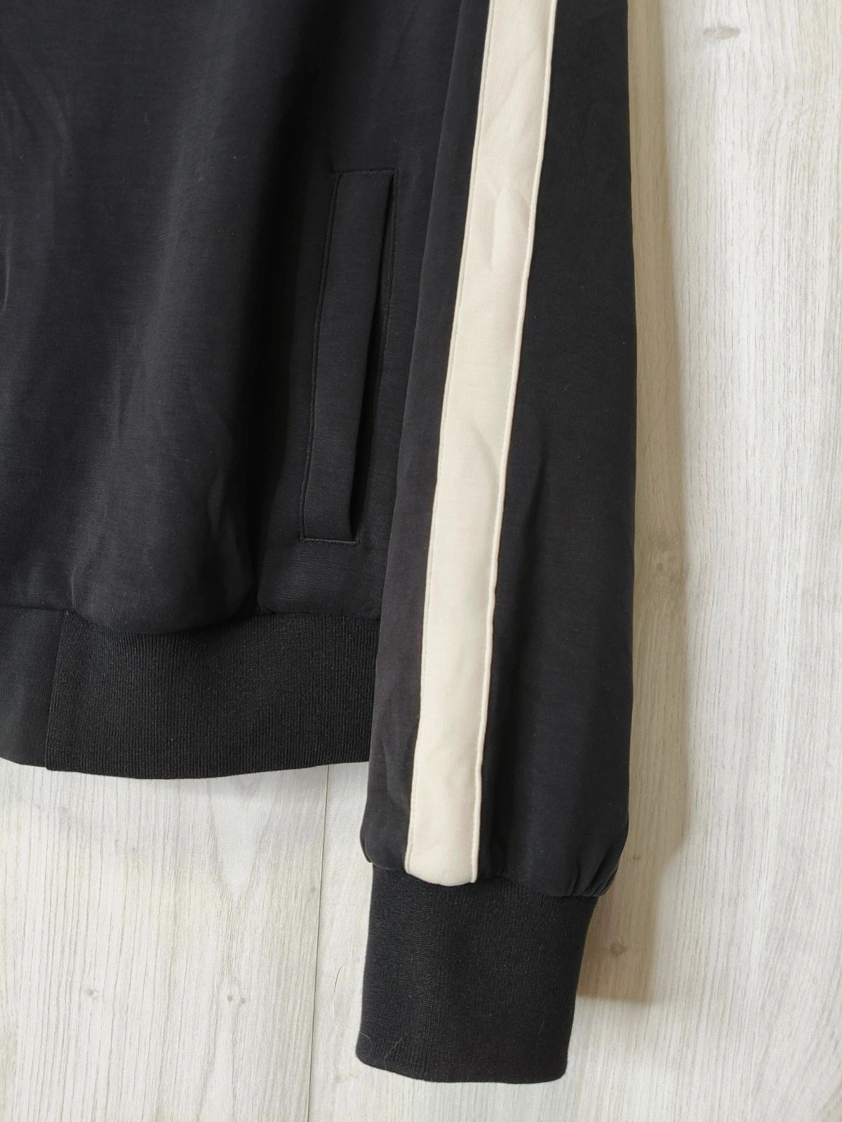 OYSHO Veste légère bomber Soft Touch noire à bandes – S – Oysho – taille S / 36 / 8 5