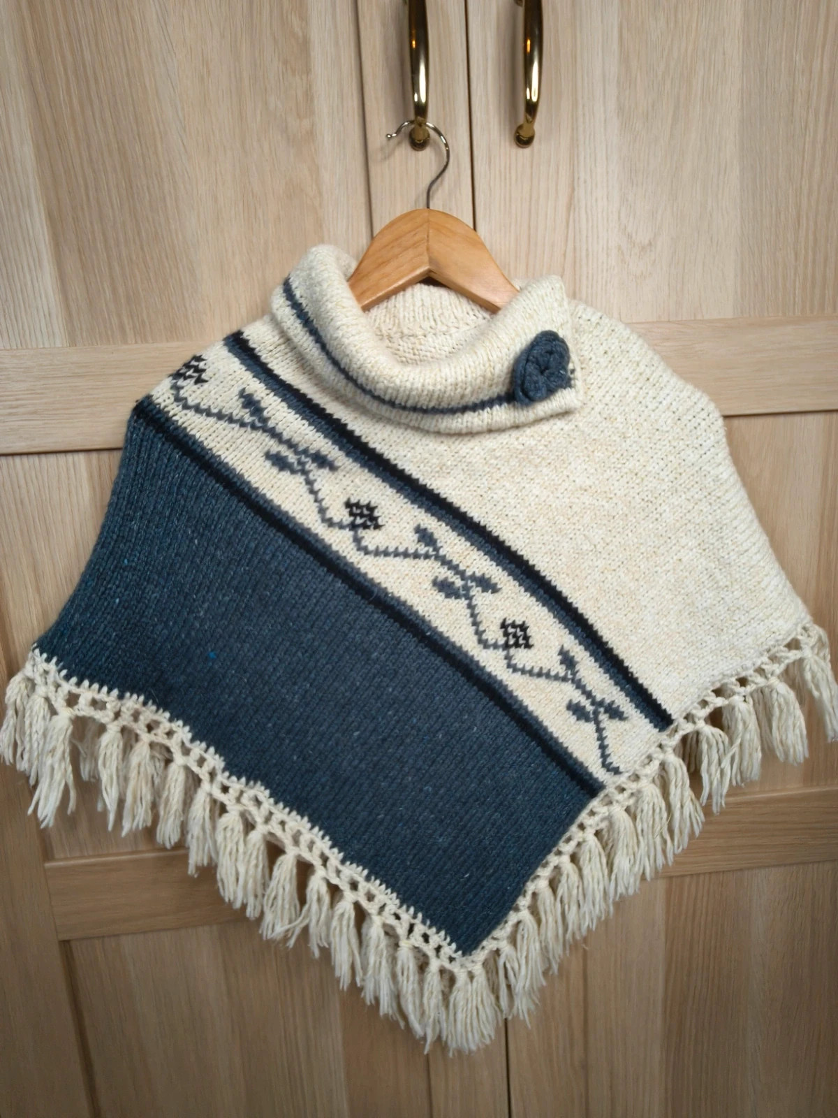 Poncho fille 6-8 ans en maille épaisse – col roulé – franges – Portugal