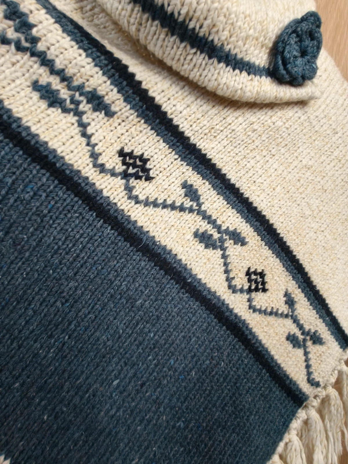 Poncho fille 6-8 ans en maille épaisse – col roulé – franges – Portugal – Fabrication Artisanale – taille 6 ans / 116 cm 3