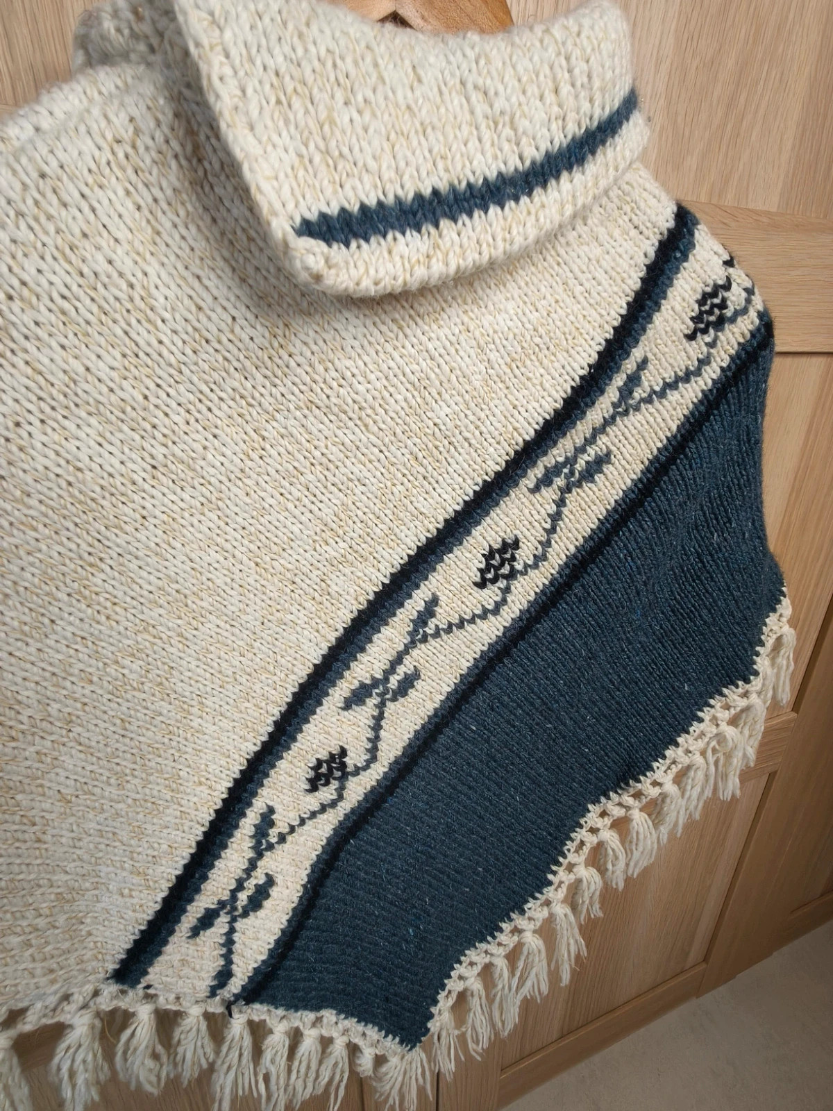 Poncho fille 6-8 ans en maille épaisse – col roulé – franges – Portugal – Fabrication Artisanale – taille 6 ans / 116 cm 5