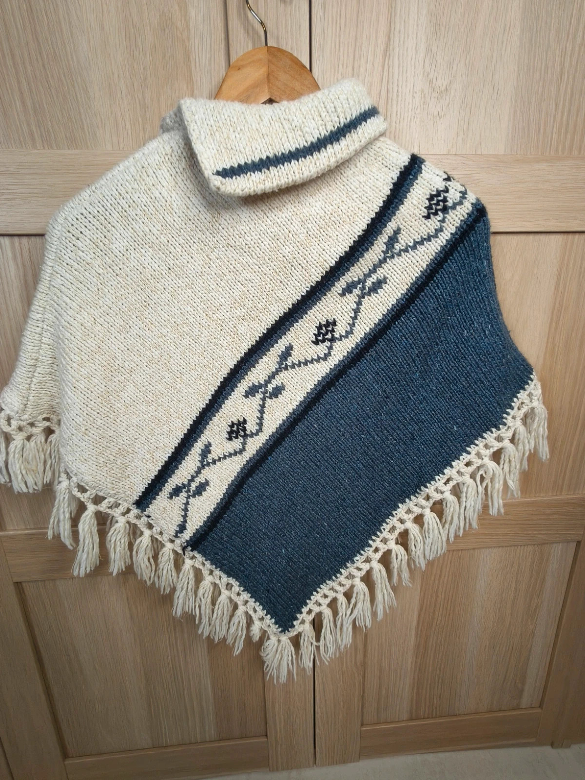 Poncho fille 6-8 ans en maille épaisse – col roulé – franges – Portugal – Fabrication Artisanale – taille 6 ans / 116 cm 4