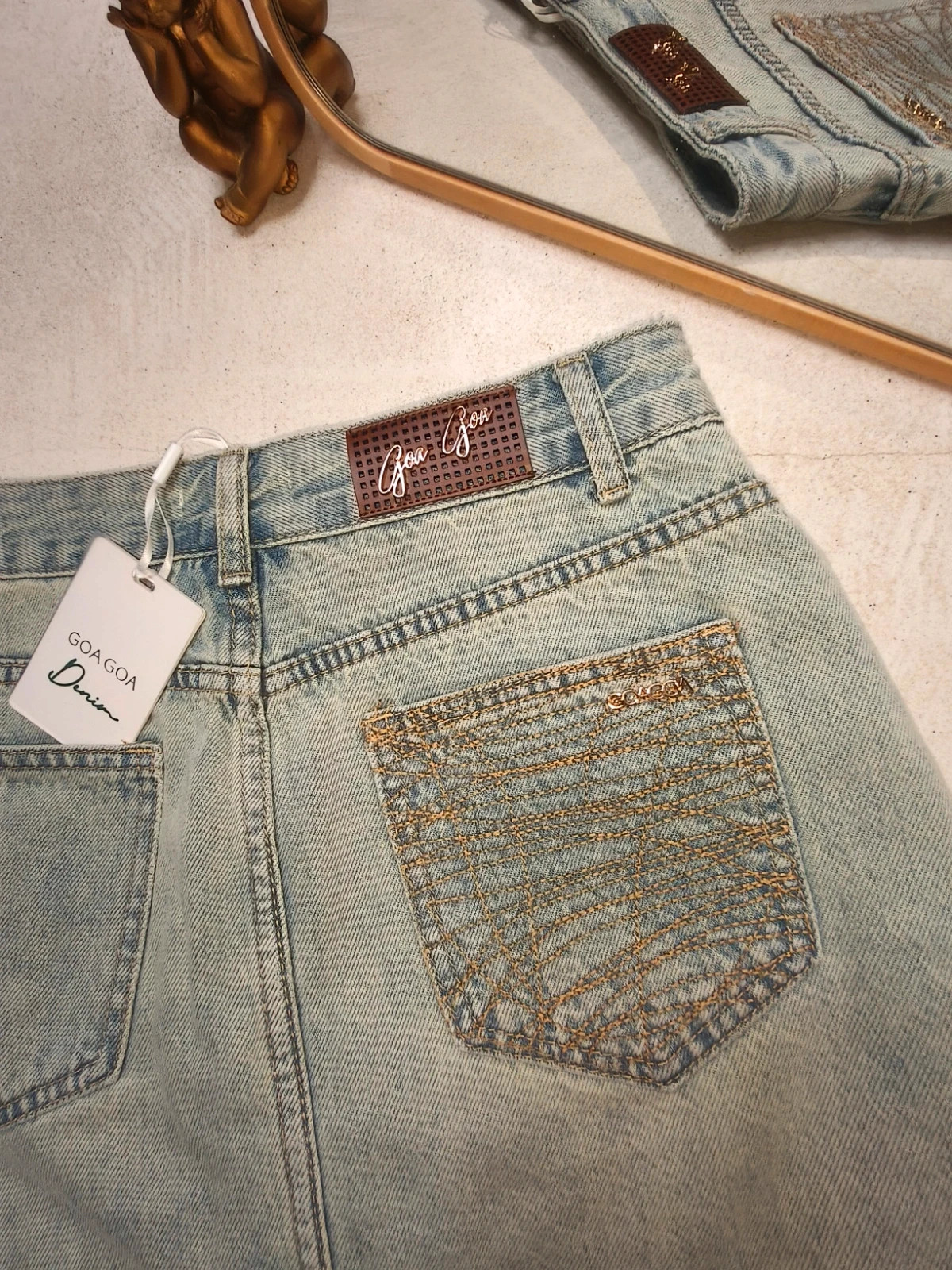 Jupe-short en jean bleu clair broderies dorées – Goa Goa – taille S / 36 / 8 5