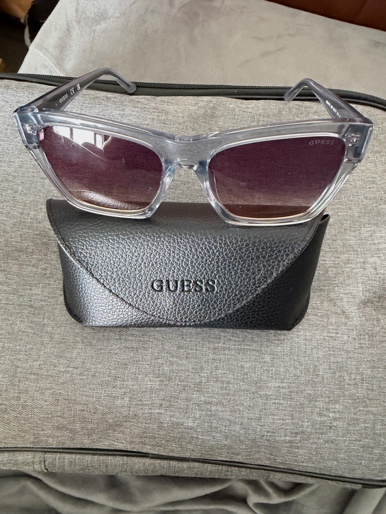 Lunettes de soleil Guess grises avec étui