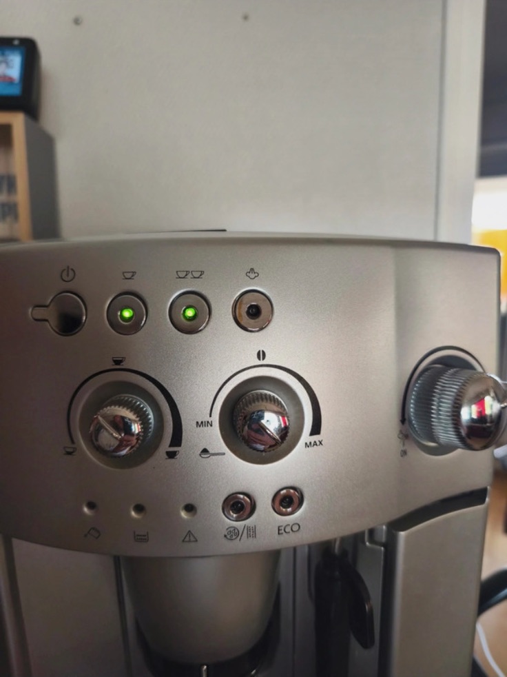 Cafetière expresso DeLonghi Magnifica grise – DeLonghi 4