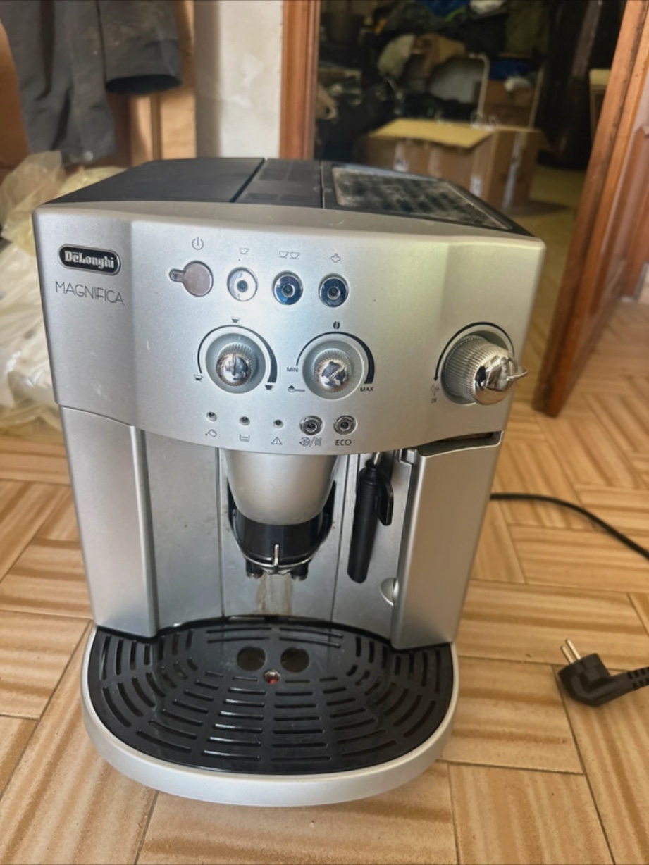 Cafetière expresso DeLonghi Magnifica grise