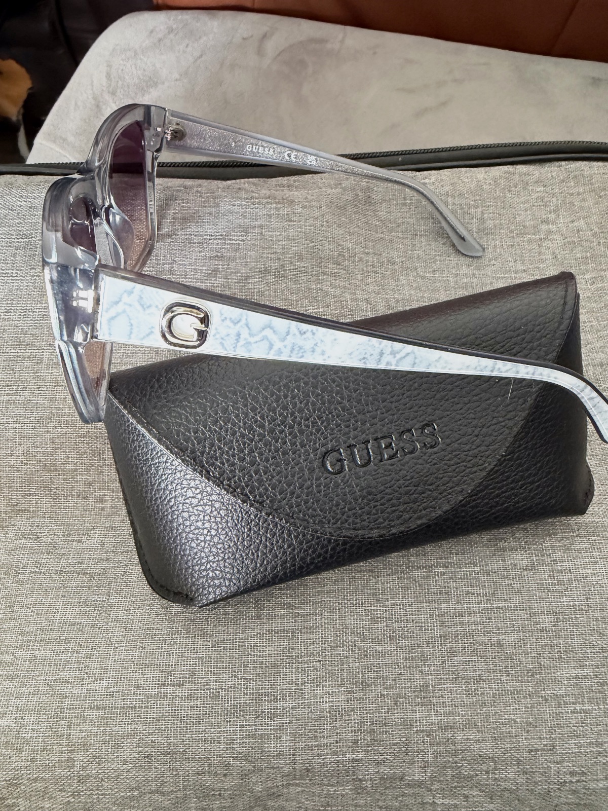 Lunettes de soleil Guess grises avec étui – Guess – taille Taille unique 2