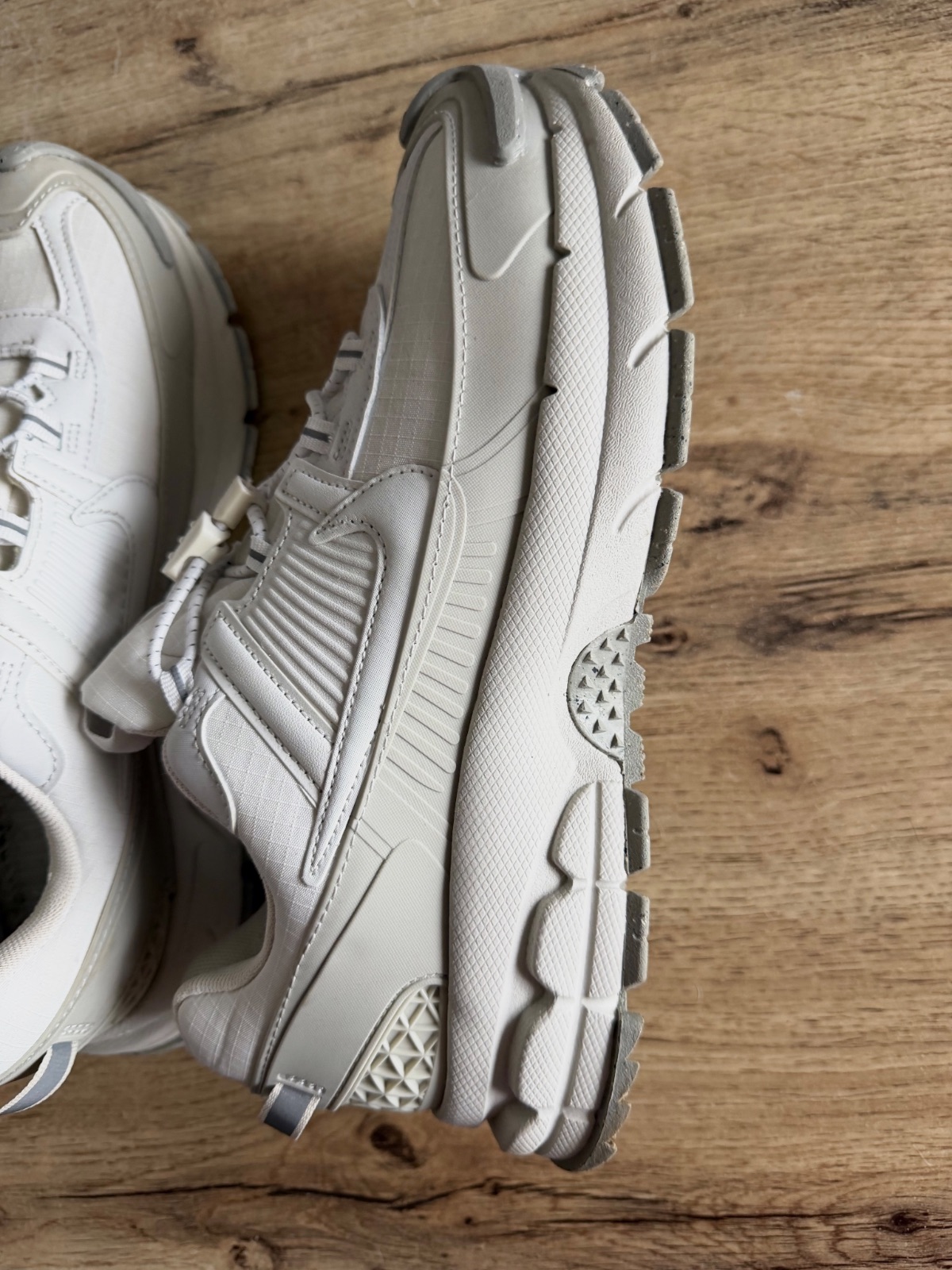 Baskets Nike Vomero Roam blanches – Nike – taille EU 43 2