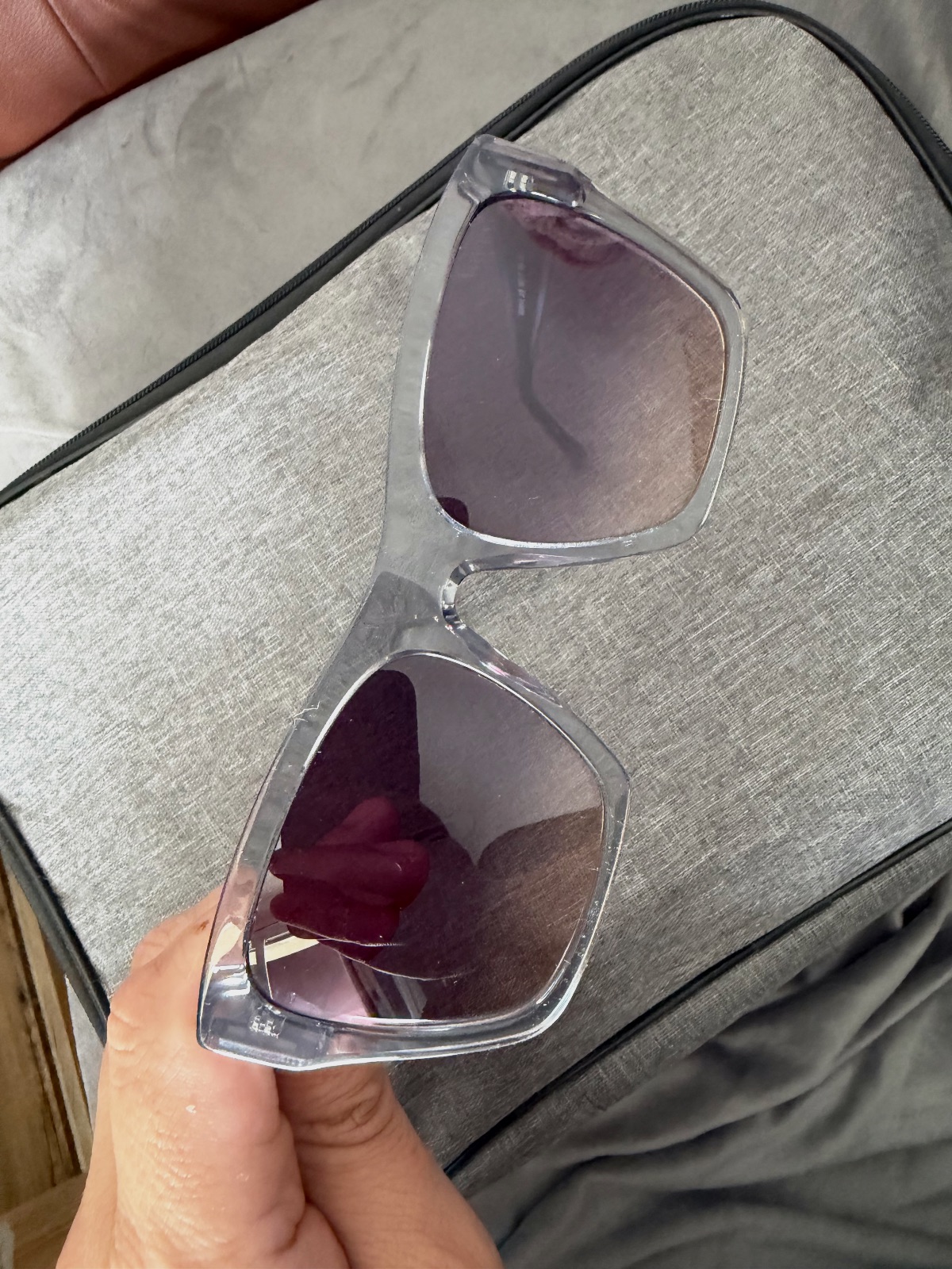 Lunettes de soleil Guess grises avec étui – Guess – taille Taille unique 5