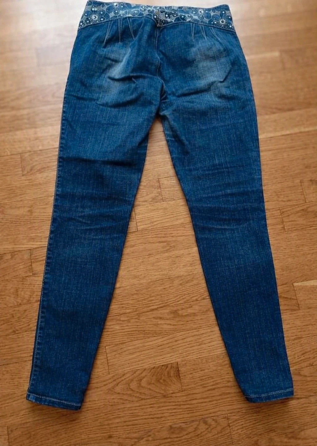 Jeans Vaqueros Ajustados con Cinturilla Floral y Pedrería – taille XL / 42 / 14 2