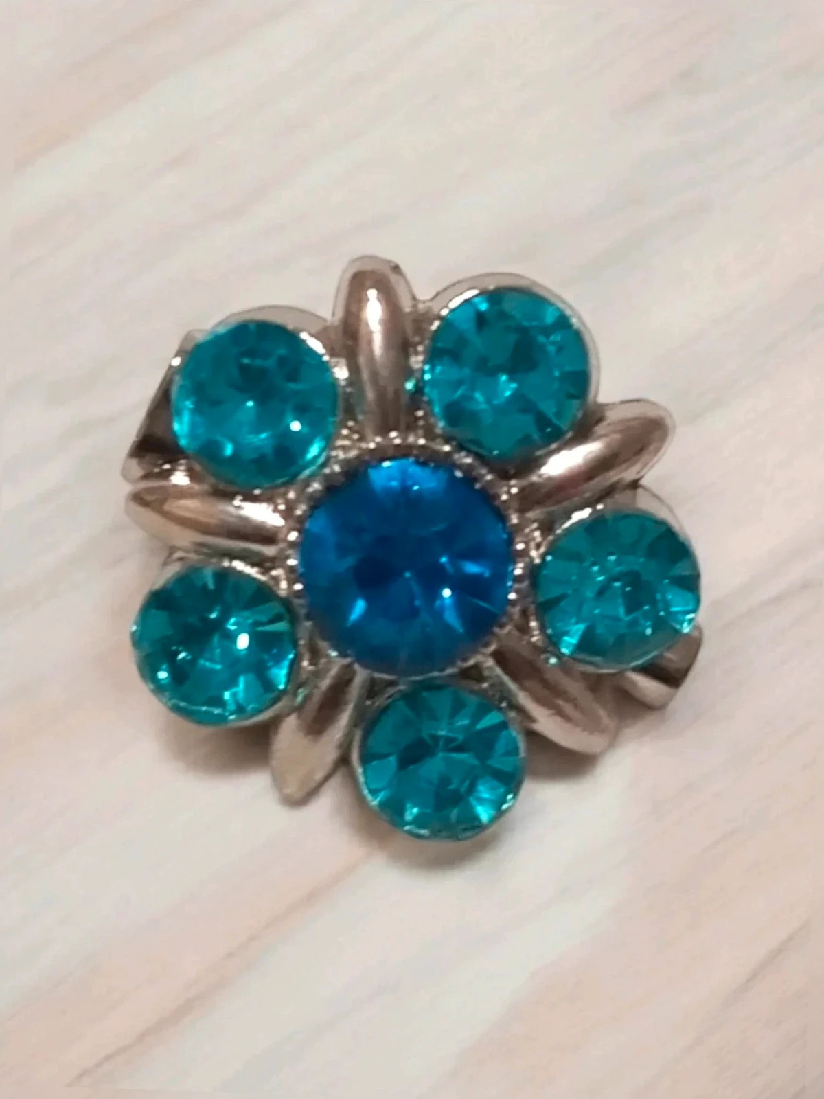 Elegante Broche de Flor Con Cristales Azul Cobalto y turquesa – Estilo Vintage