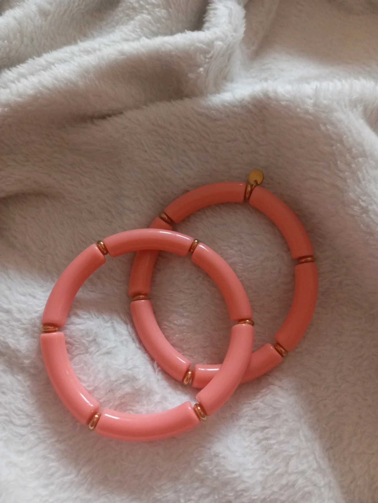 Dúo de Pulseras Elásticas de Cuentas Tubulares coral con Detalles en Acero Inoxidable