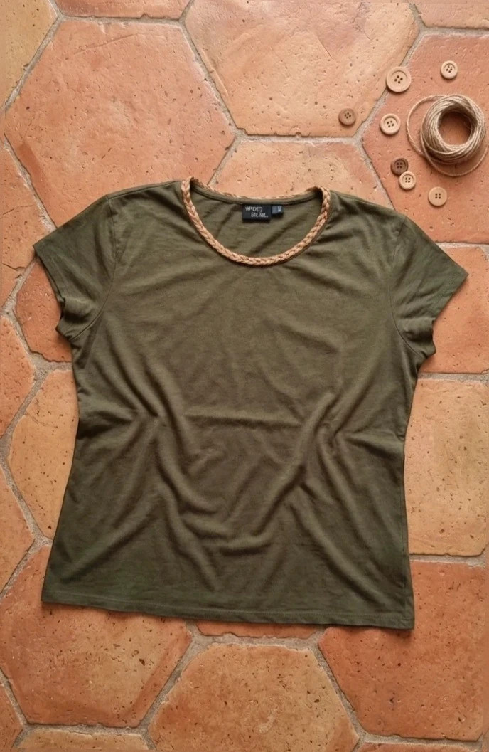 Camiseta Verde Oliva Con Detalle Trenzado en el Cuello