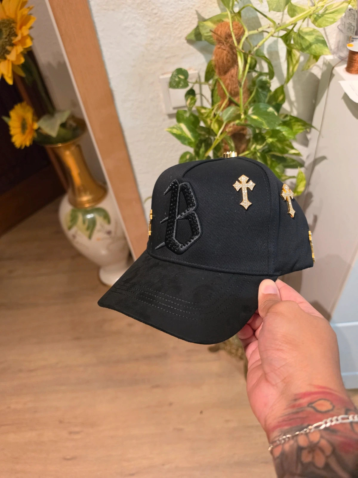 Gorra negra con detalles dorados
