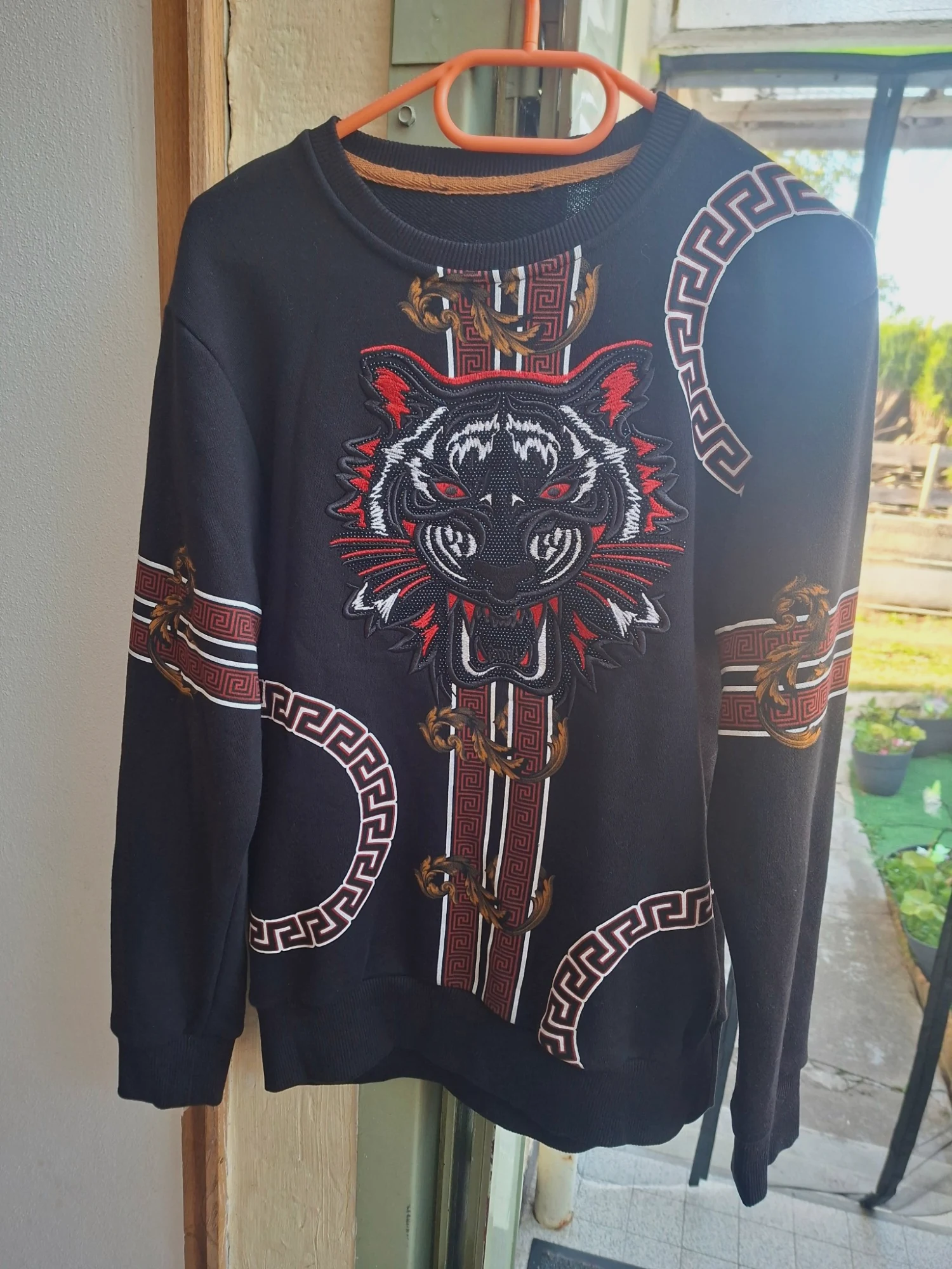Sweat noir à broderie tête de tigre