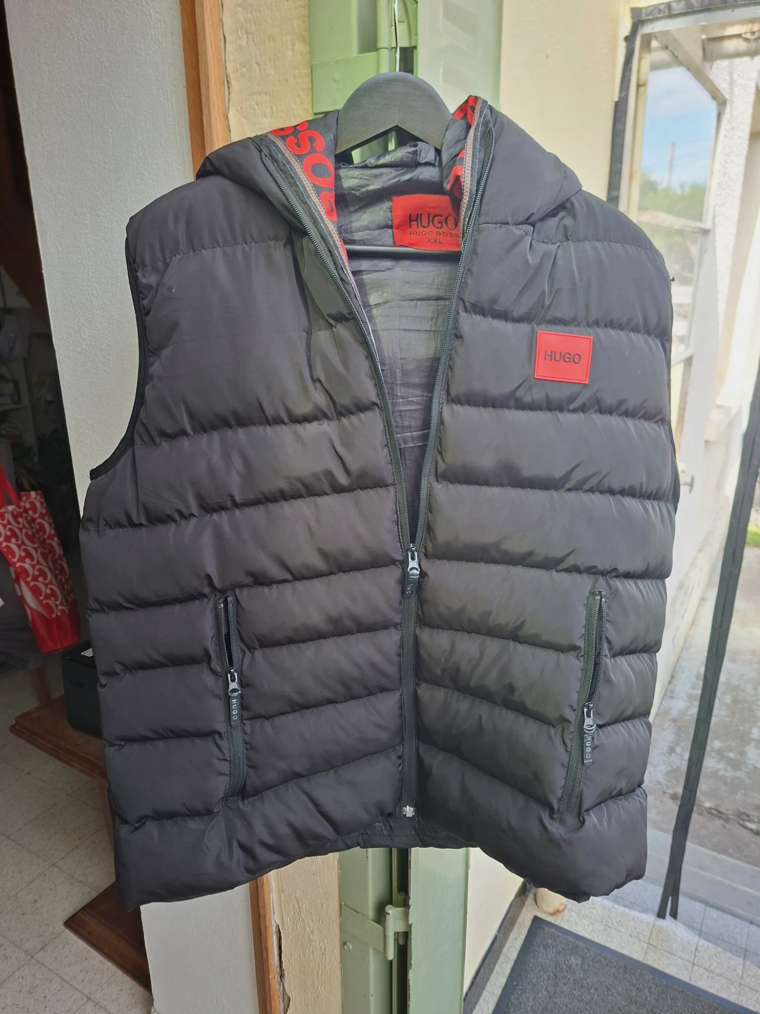 Doudoune sans manche hugo boss  taille xxl