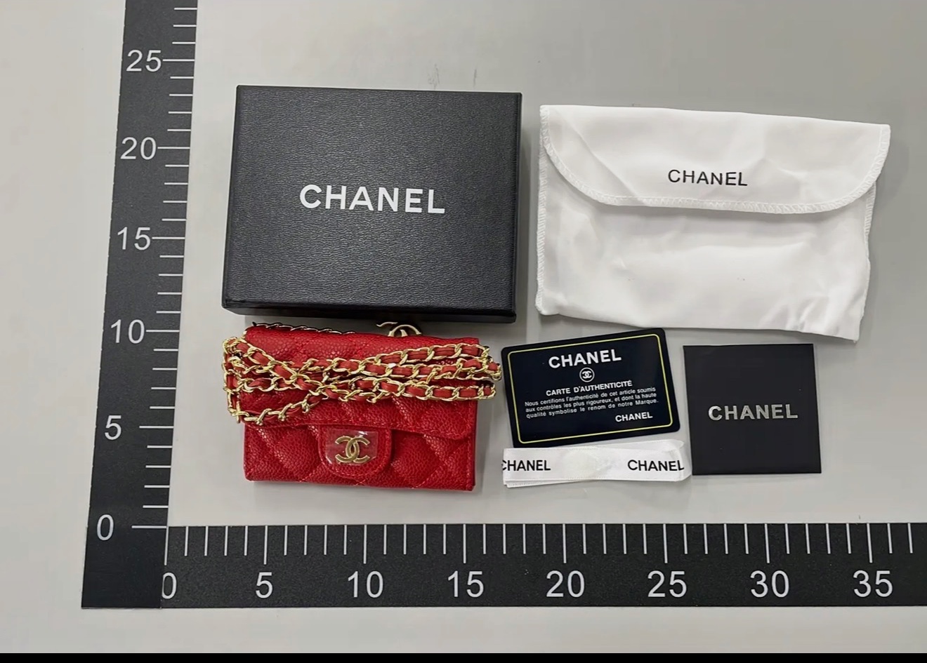 Mini sac pochette Chanel en cuir matelassé rouge