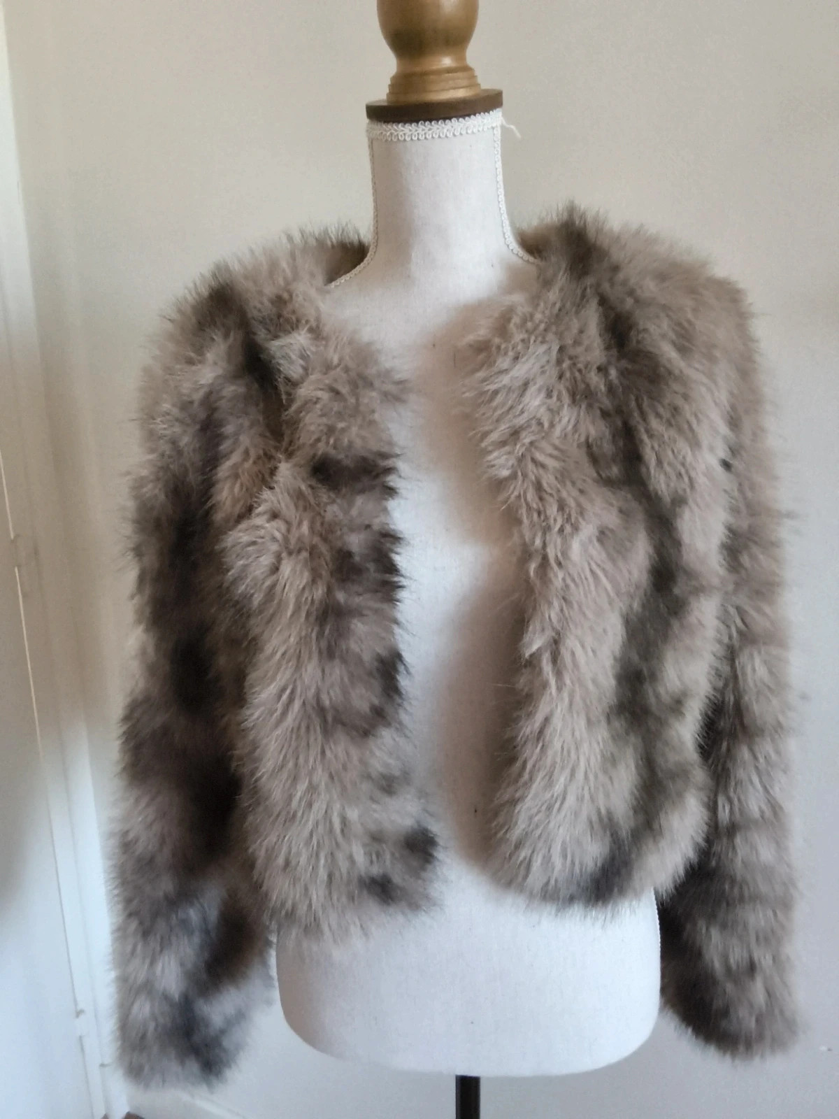 Veste courte en fausse fourrure