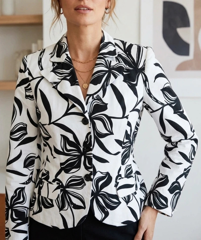Veste blazer cintrée à motif floral noir et blanc