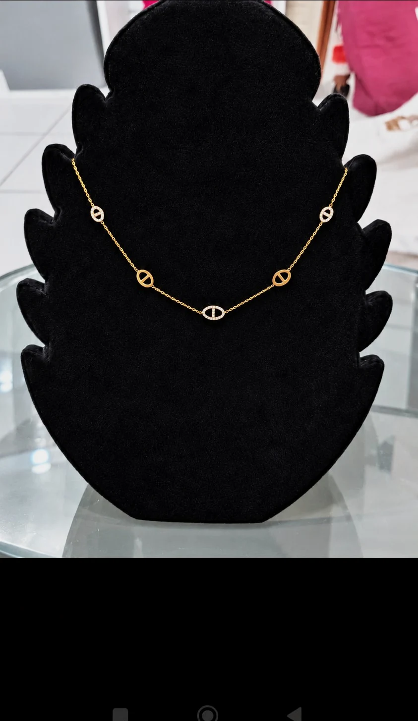 Collier doré à motifs ovale élégant et raffiné 