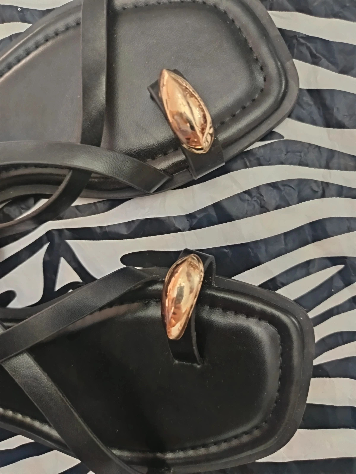 Sandalias negras detalle dorado | Sandales noires détail doré- Black sandals gold detail - T. 36 – Melody – taille EU 36 5