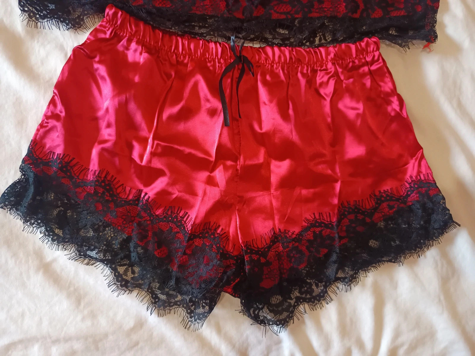 Conjunto Pijama de Satén Rojo y Encaje Negro – sin marca – taille M 4