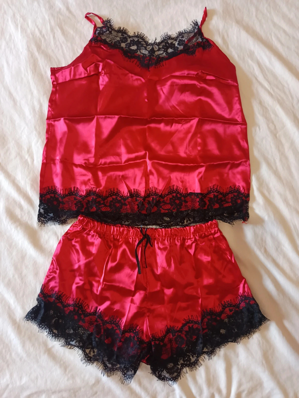 Conjunto Pijama de Satén Rojo y Encaje Negro